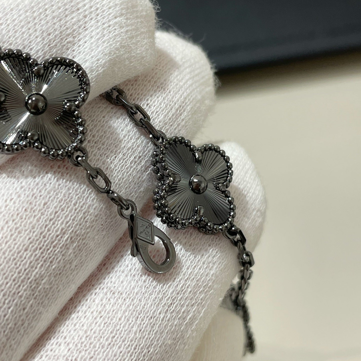 [Angela Jewellery]CLOVER 5 MOTIF BLACK BRACELET