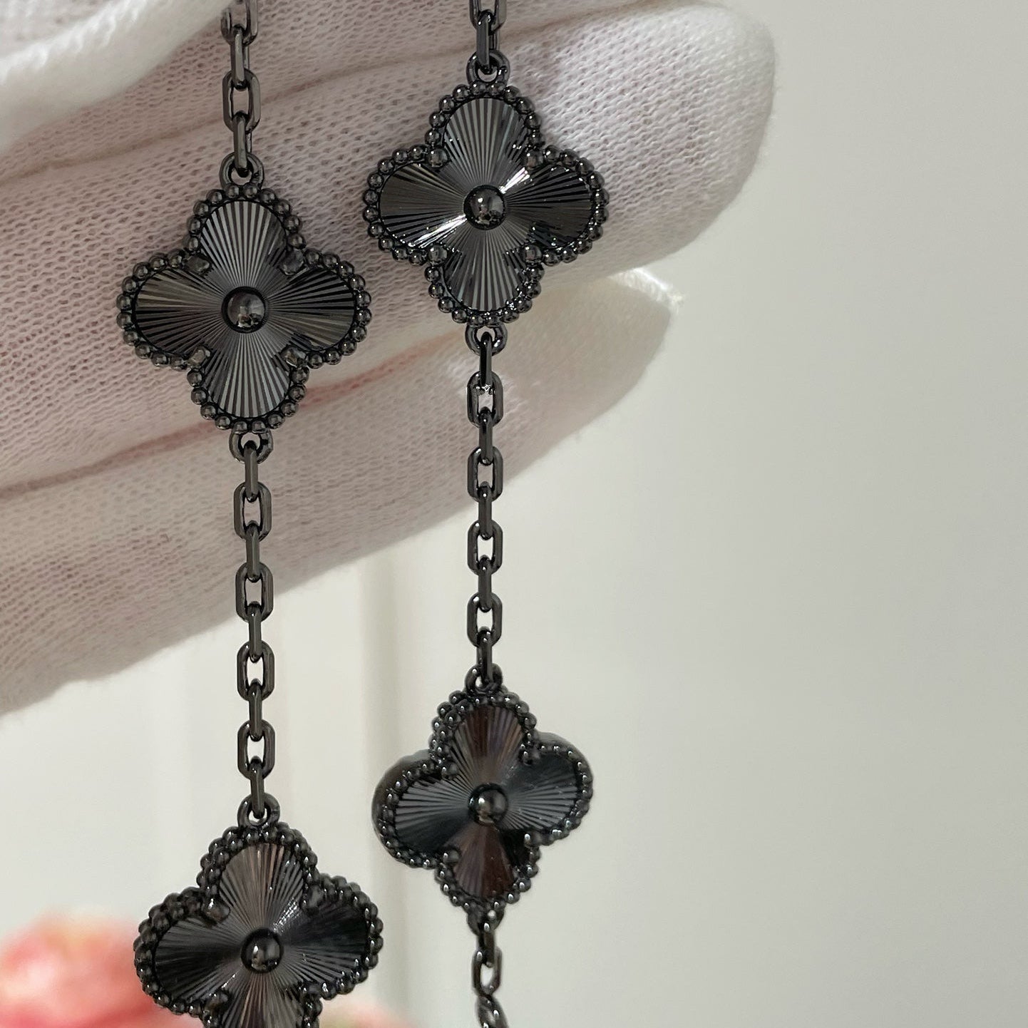 [Angela Jewellery]CLOVER 5 MOTIF BLACK BRACELET