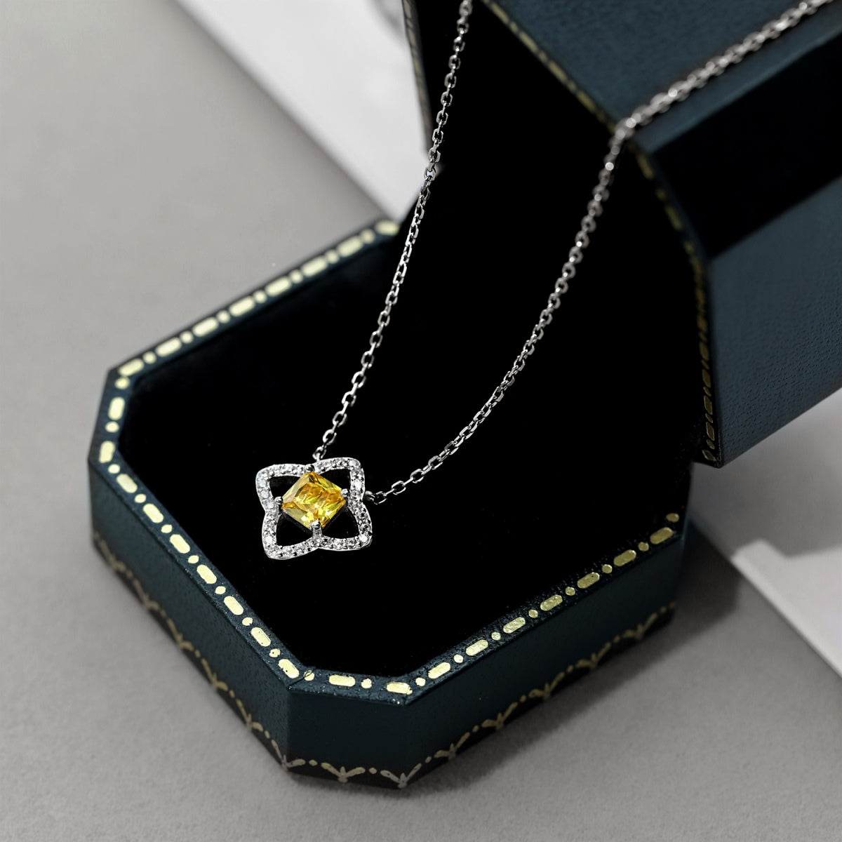 Angela Jewelry]Exquisite Flower Shape Princess Cut Necklace
