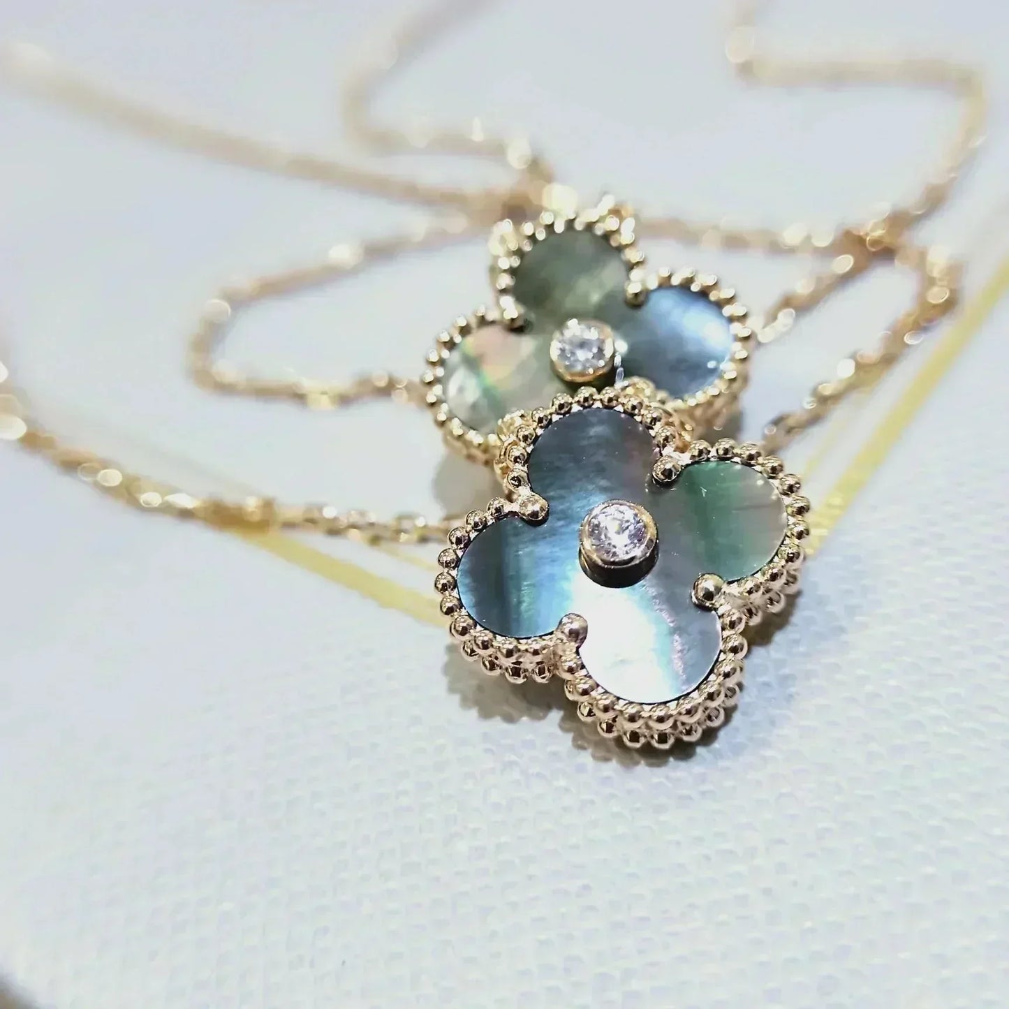 [Angela Jewellery]CLOVER 15MM DIAMOND AND MOTHER-OF-GREY NECKLACE