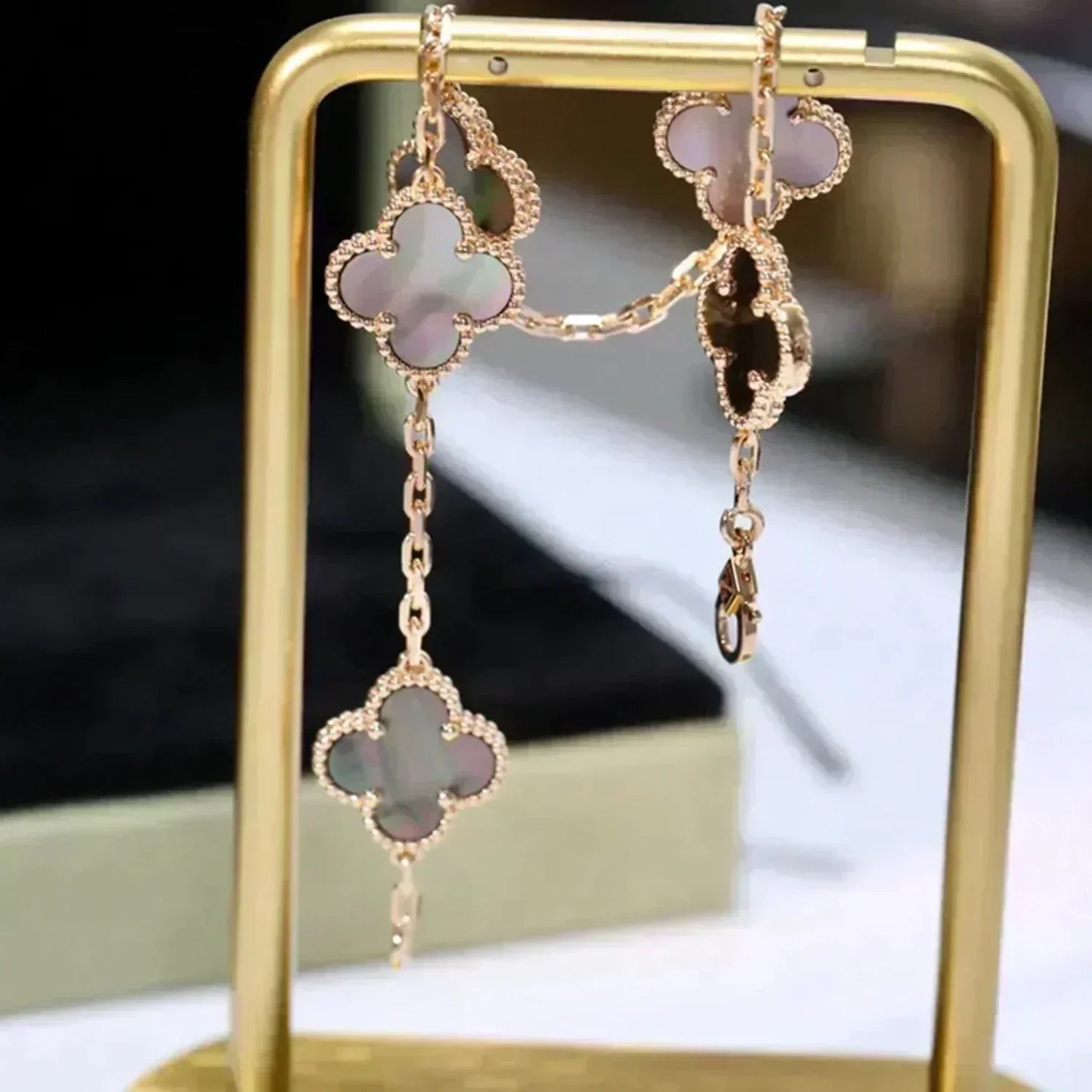 [Angela Jewellery]CLOVER 5 MOTIF GRAY MOP  BRACELET