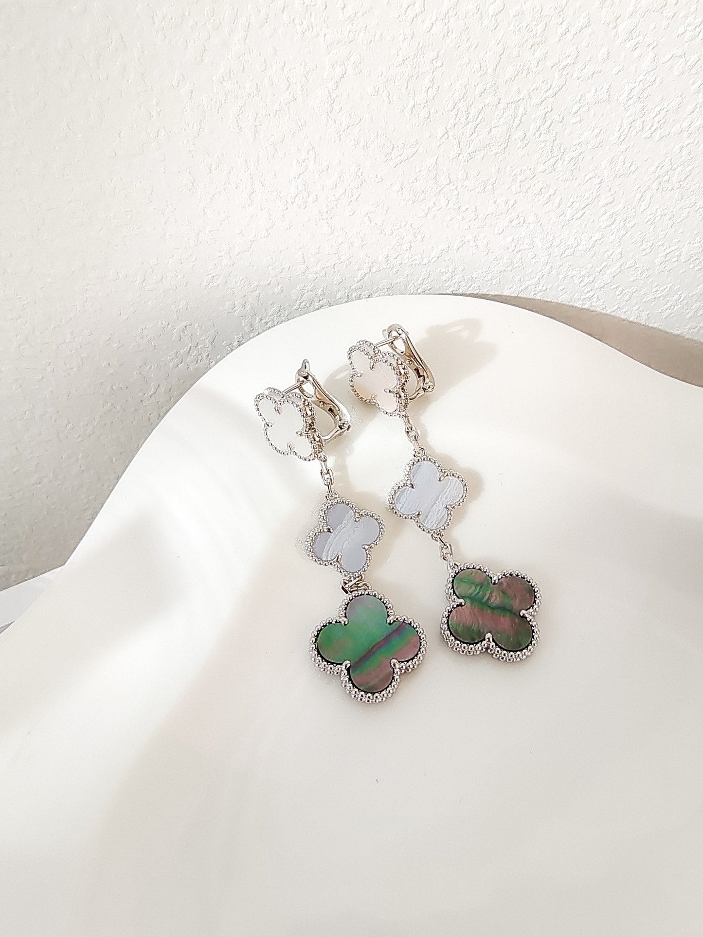 [Angela Jewellery]CLOVER 3 MOTIFS CHALCEDONY DARK MOP SILVER EARRINGS