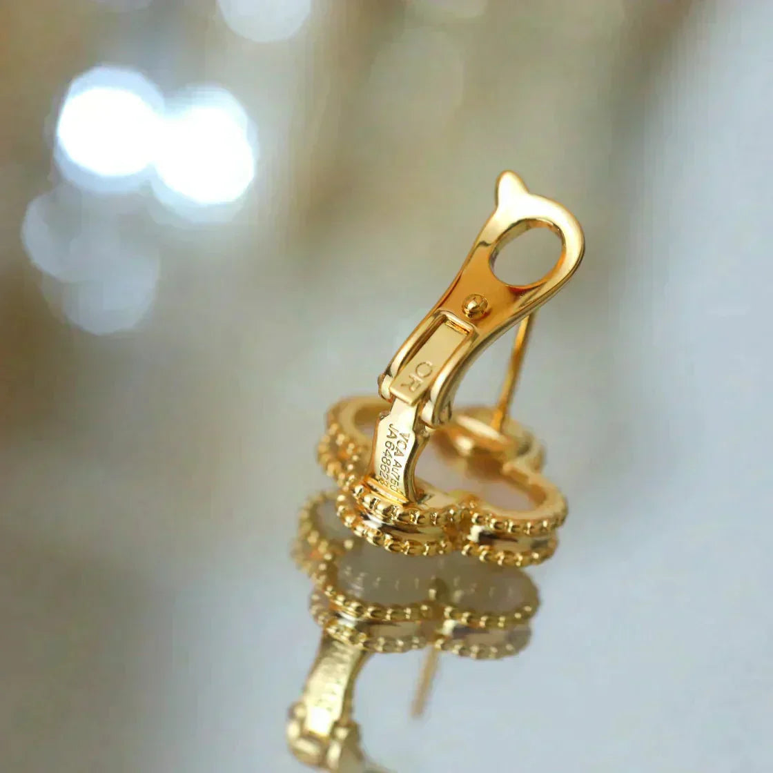 [Angela Jewellery]CLOVER MEDIUM 1 MOTIFS  WHITE MOP STUD EARRINGS