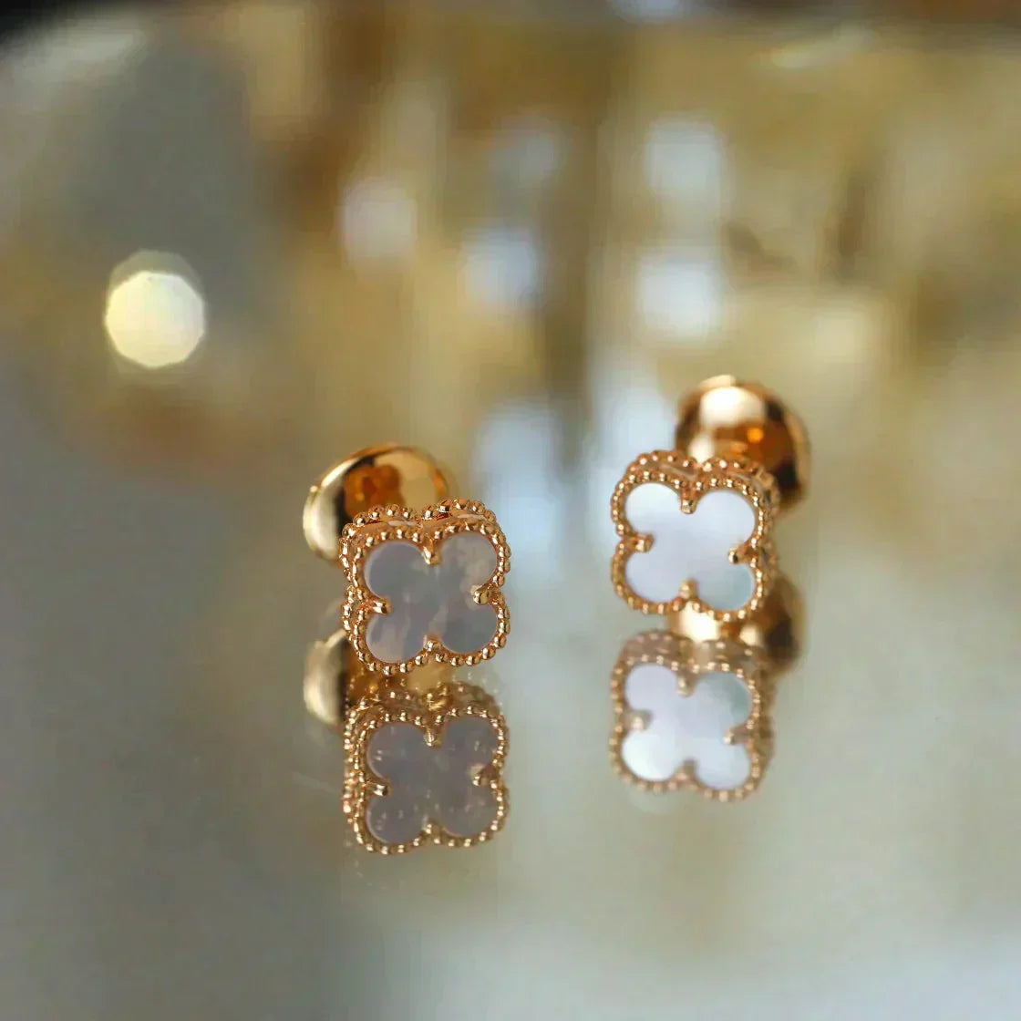 [Angela Jewellery]CLOVER MINI 9.5MM WHITE MOP EARRINGS