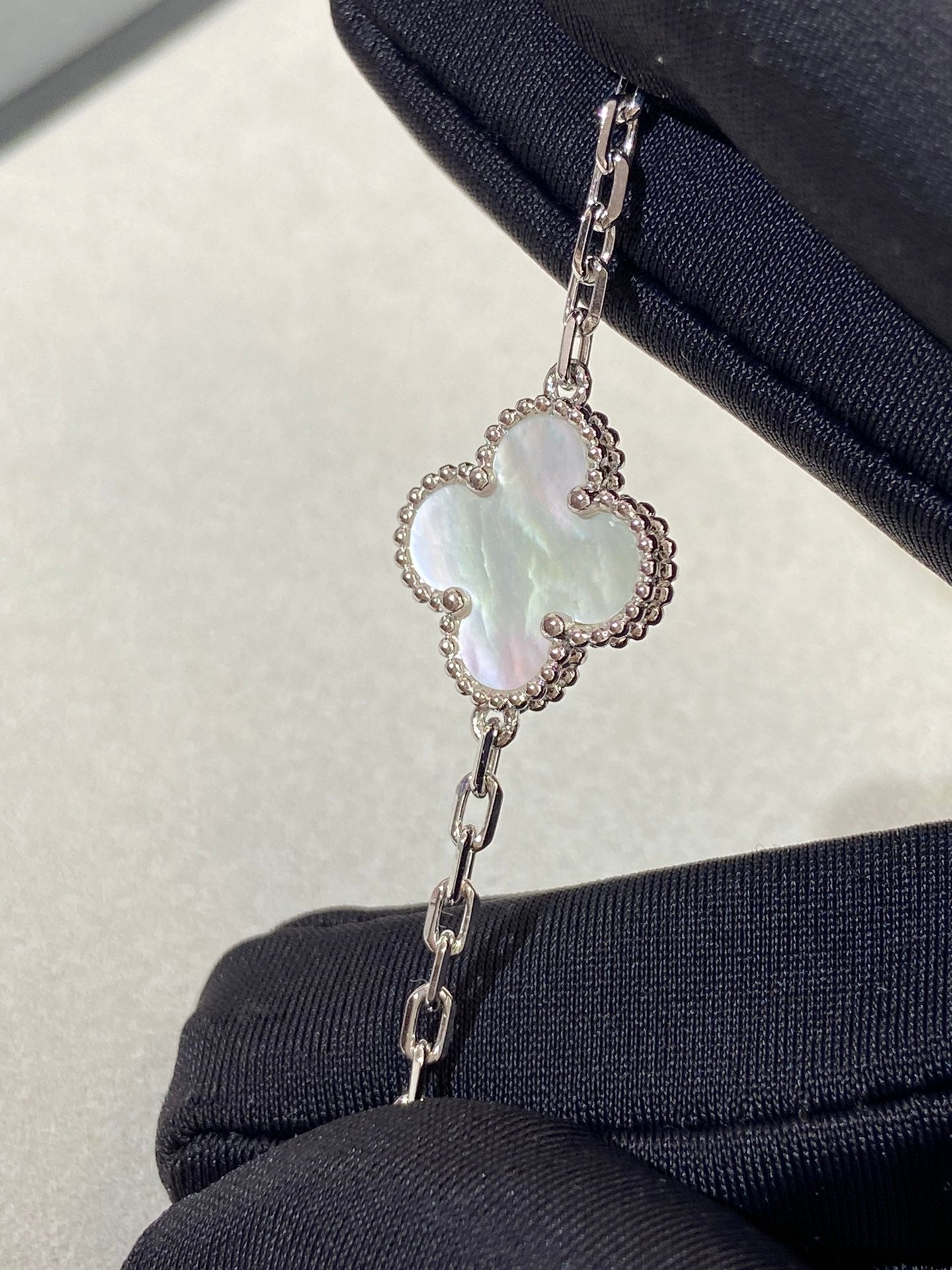 [Angela Jewellery]CLOVER SILVER MOP 5 MOTIF BRACELET