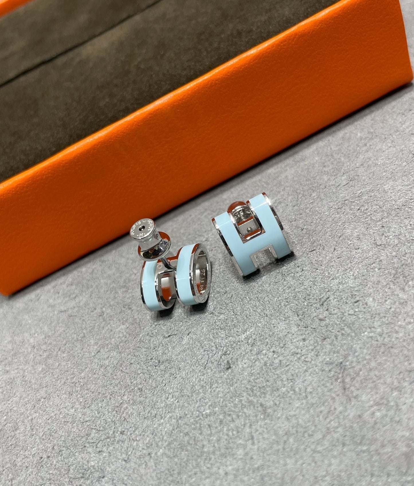 [Angela Jewellery]POP H SKY BLUE STUD EARRINGS