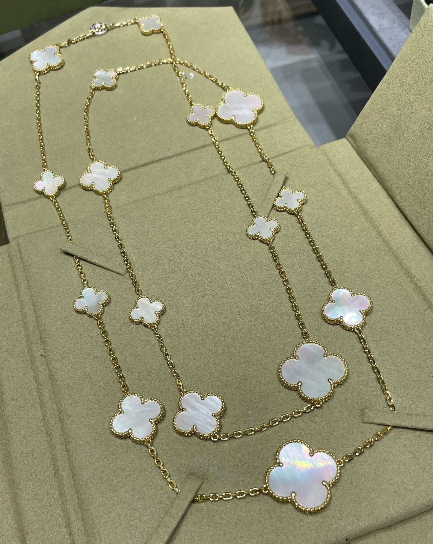 [Angela Jewellery]CLOVER 16 MOTIF WHITE MOP GOLD NECKLACE