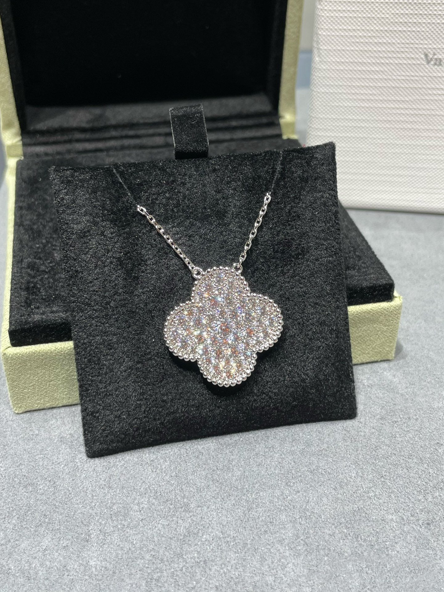 [Angela Jewellery]CLOVER 25MM LARGE PENDANT DIAMOND PAVED SILVER NECKLACE
