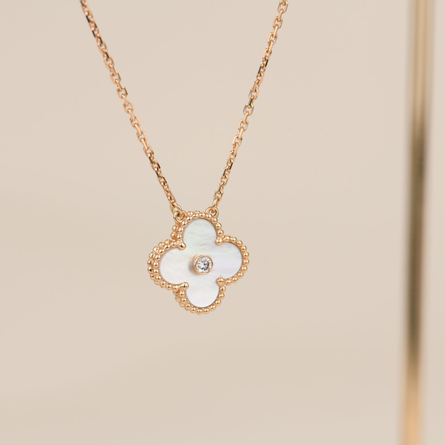 [Angela Jewellery]CLOVER 15MM DIAMOND WHITE FRITILLARIA NECKLACE