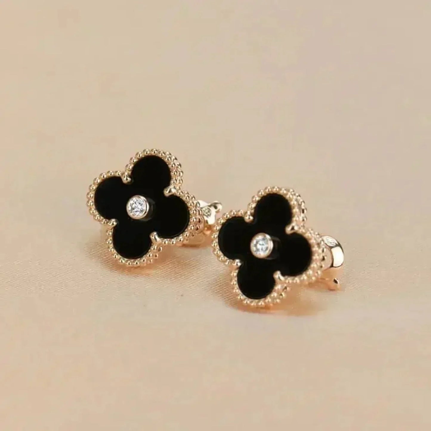 [Angela Jewellery]CLOVER MEDIUM 1 MOTIFS ONYX DIAMOND EARRINGS