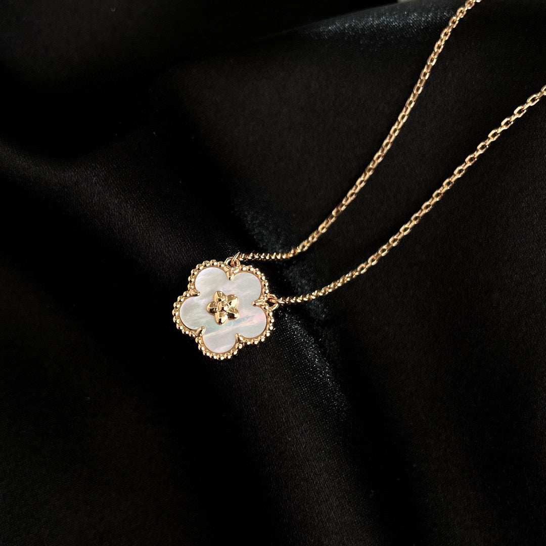 [Angela Jewellery]LUCKY  WHITE MOP  PLUM BLOSSOM NECKLACE