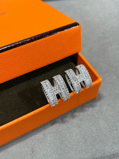[Angela Jewellery]H STUD EARRINGS WITH SILVER DIAMONDS